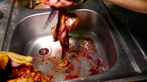 Separating the offal and cutting the stomach of the bird Vídeos de archivo 78876224
