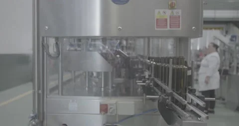 Separating olive oil bottles for packing 스톡 동영상 143966909