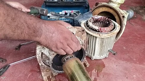 Separating Rotor Shaft From Motor Front End Plate Stockbeeldmateriaal 334335453
