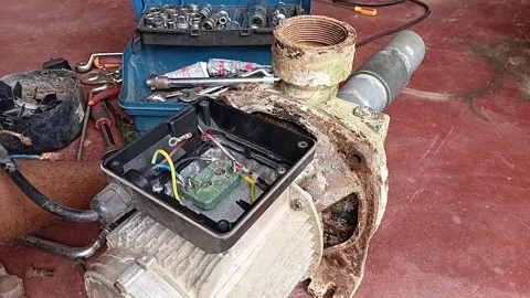 Separating Water Pump Housing into Two Components 動画素材 334016646