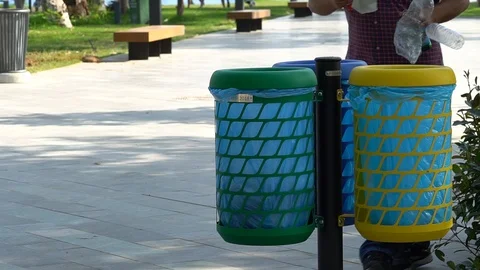 The Separation Of Garbage Waste In Plastic, Paper, Metal, Food Vidéo 91312118