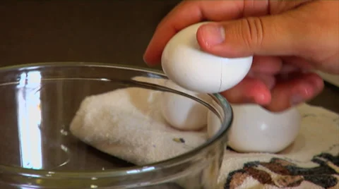 Seperating Egg CU Vidéo 31552467