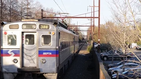 SEPTA Train Passes Toward Signal Light. Stockbeeldmateriaal 74283588