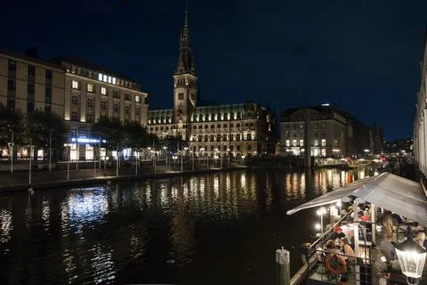 September 27 2018:Night view of the Hamburg city hall from the bridge in Alst Foto stock