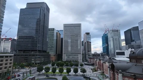 September 3 2026 Tokyo train station tracks and urban architecture 4K Vidéo 344540623