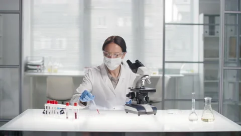 Sequence of Female Scientist Doing Research 動画素材 137589726