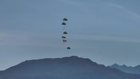 Sequence of Parachute Deployment Captured in Clear Blue Sky Video stock 312709986