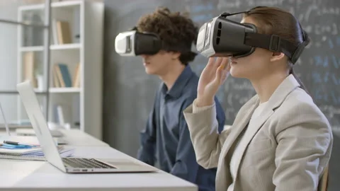 Sequence Of Students Using VR Headset 動画素材 141987357