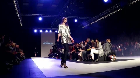 Sequence Super models Haute Couture catwalk high fashion runway Fashion Week Видео 49623483