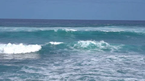 Sequence of waves crashing on the turquoise sea Vidéo 127272159