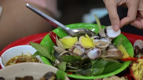 Sequential Clam Shucking Demonstration Vídeo Stock 289811995