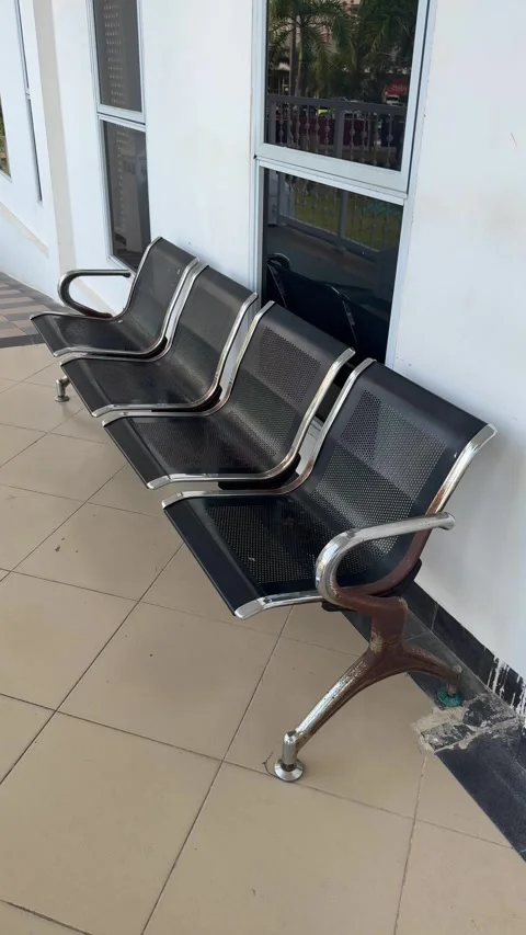 Sequential view of contemporary metallic public seating arrays in a pristin.. Stock-Footage 335119240