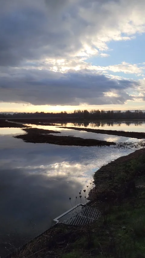 Serene 4K lake sunset with dramatic clouds and bright reflections near Vancouver 스톡 동영상 321404888