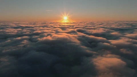 Serene aerial perspective looking out over an endless, textured sea of clouds at 库存影片 335721208