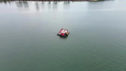 A serene aerial view captures the unique red and white floating structures. Vidéo 325194106