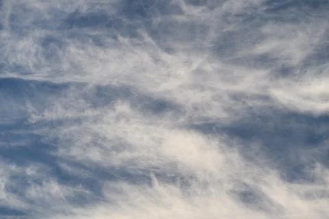 Serene and Beautiful Cloud Patterns in a Bright Blue Sky Creating a Calming Atmo Foto stock