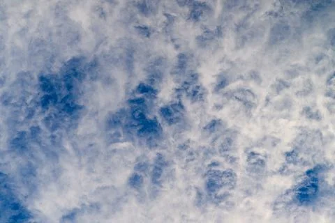 The Serene and Beautiful Cloud Patterns Against a Clear Blue Sky on a Bright Day Foto stock