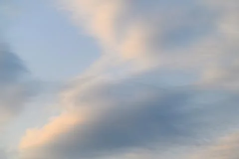 The Serene and Beautiful Cloud Patterns Creating an Enchanting Scene at Dusk and Stockfoto's