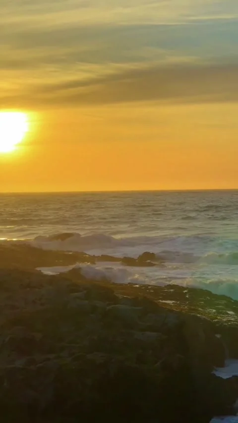 A serene beach scene at sunset captured in a calming video Vidéo 333022105