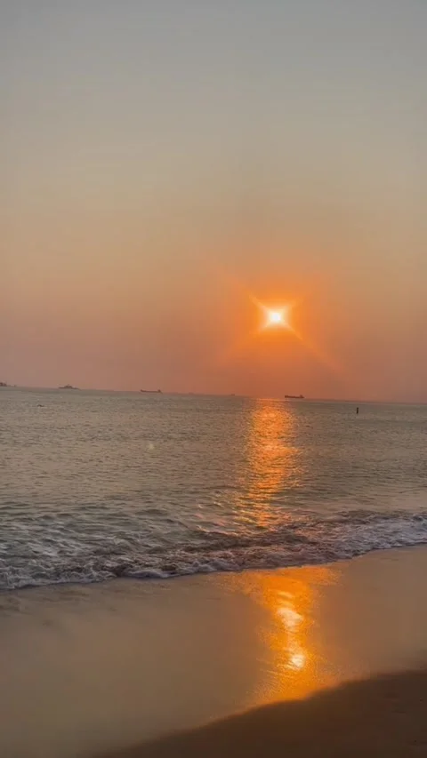 A serene beach scene at sunset captured in a calming video Stockbeeldmateriaal 333022181
