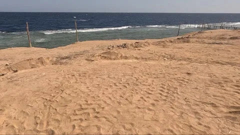 A Serene Beachscape: Capturing the Tranquil Shoreline and Golden Sands in Two 库存影片 330186702