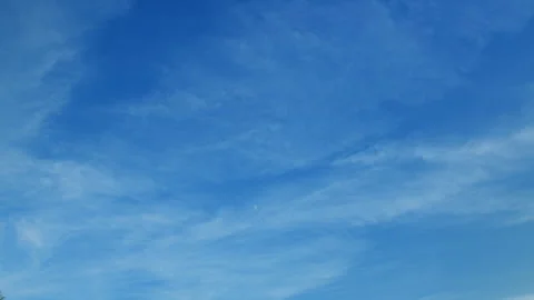 A Serene Blue Sky Complemented by Wispy Clouds That Encourage Total Relaxation a Vídeo Stock 314446411