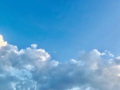 Serene Cloud Sky Background with Soft, Fluffy Clouds and Blue Sky Wallpaper Foto stock