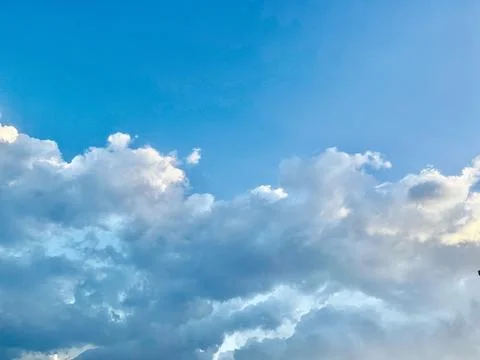 Serene Cloud Sky Background with Soft, Fluffy Clouds and Blue Sky Wallpaper Foto stock