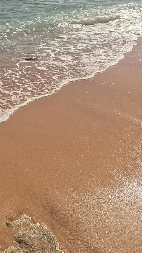 Serene Coastal Scene Captured in Two Frames: Tranquil Beach with Gentle Waves 库存影片 330094721