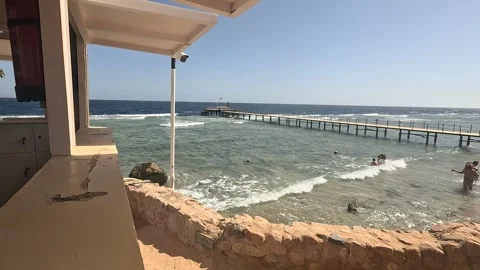 A Serene Coastal View Featuring Clear Waters and a Pierside Scene, Perfect for Vidéo 330100003
