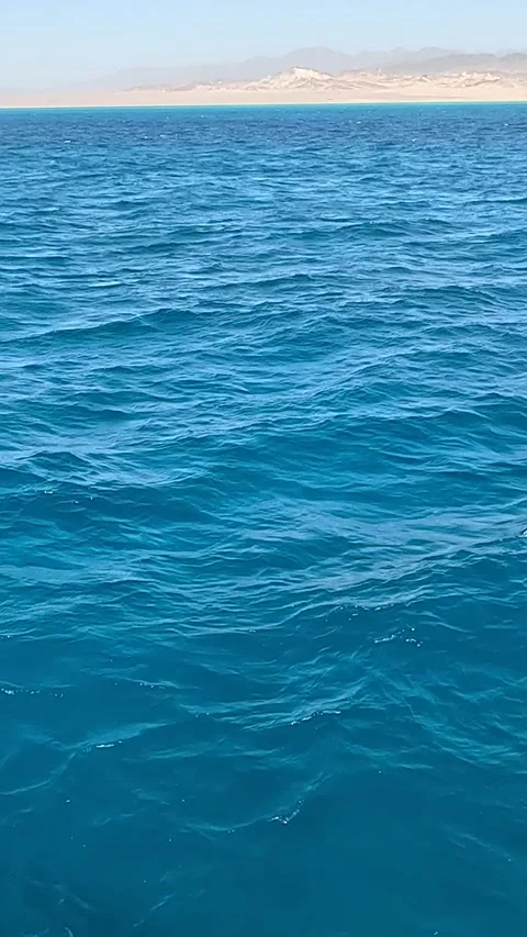 A Serene Coastal View: Waves Dancing Under the Bright Sunlight Along the 库存影片 331277966