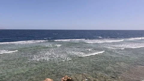 Serene Coastal Views: Captivating Frames Show the Alluring Beauty of 库存影片 330098523