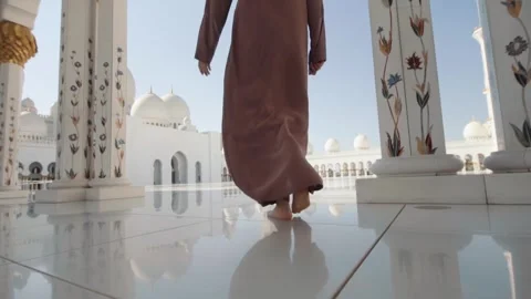 Serene Courtyard of Sheikh Zayed Mosque in Abu Dhabi Stock Footage 322189823