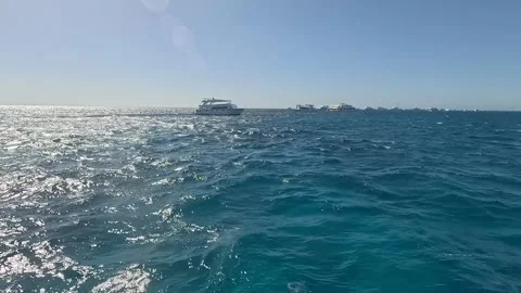 A Serene Day at Sea: Capturing the Tranquil Beauty of Sparkling Ocean Waters and 库存影片 331058443