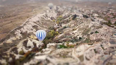 Serene drone perspective of balloon navigating through unique geological Foto stock