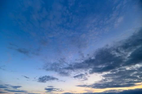 A serene dusk sky with wispy clouds and gentle color gradients blending beautifu Stockfoto's