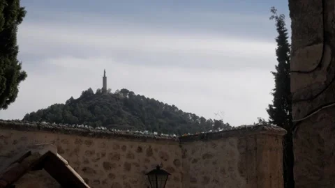 Serene Hilltop View with Monument in Cuenca, Spain's Tranquil Landscape Stockbeeldmateriaal 333443333