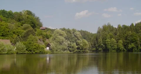 Serene Lake Reflection With Lush Green Forest In Bohemian Paradise Czech Stockbeeldmateriaal 345056346