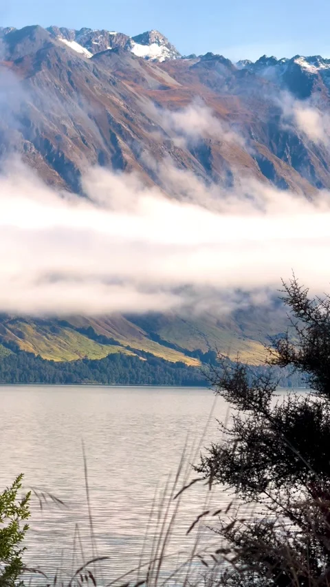 Serene Lake View with Mountain Backdrop Vídeo Stock 310155030