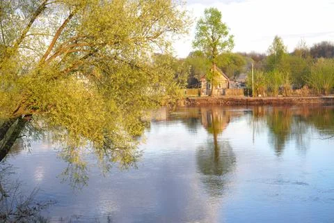 Serene Lakeside Cottage Reflection in Springtime Foto stock