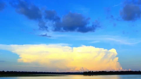 Serene Landscape: Clouds Reflecting on Calm Water at Sunset Vidéo 310923557