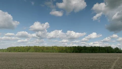 Serene Landscape Featuring Beautiful Clouds Over Lush Fields and Rolling Country Stockfoto's