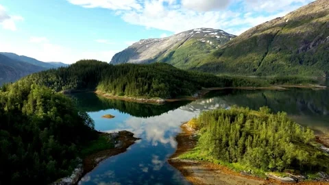 Serene Mountain Lake Landscape with Reflection 動画素材 308341657