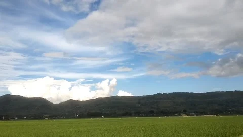 Serene Mountain Landscape under a Cloudy Sky Видео 335082028