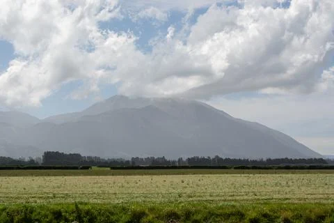 Serene Mountain Landscape Under Cloudy Sky Foto stock