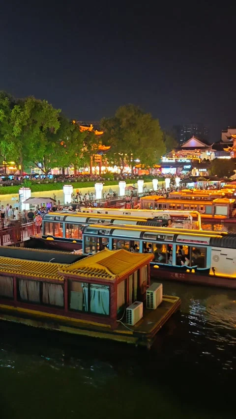 A serene night scene of a bustling river in Nanjing, China, captured from a high 库存影片 338331599