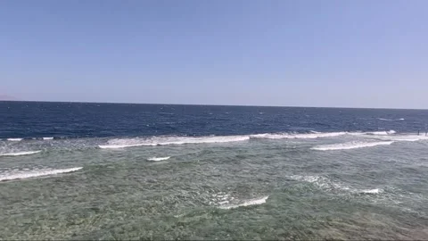 A Serene Ocean View: Captivating Waves Lapping Against the Shore Under a Clear 库存影片 330098577