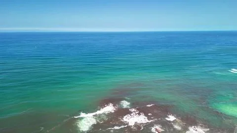 A Serene Ocean View that Features Tranquil Waves Gently Rolling Under Clear.. 库存照片