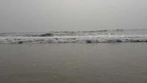 Serene Ocean Waves at Sunrise with Soft Pastel Colors 스톡 동영상 331114585