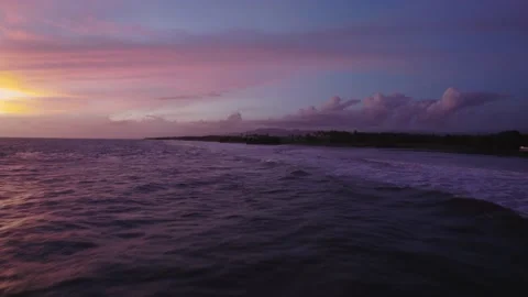 Serene Ocean Waves at Sunset with Dramatic Sky Track In &amp; Tilt Up 库存影片 237521304